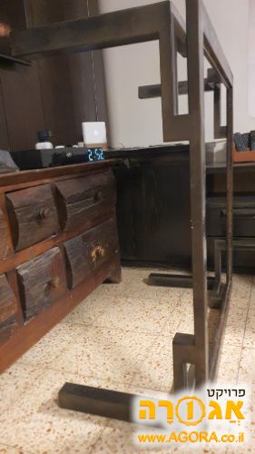 שולחן מתכת וזכוכית בעיצוב ייחודי