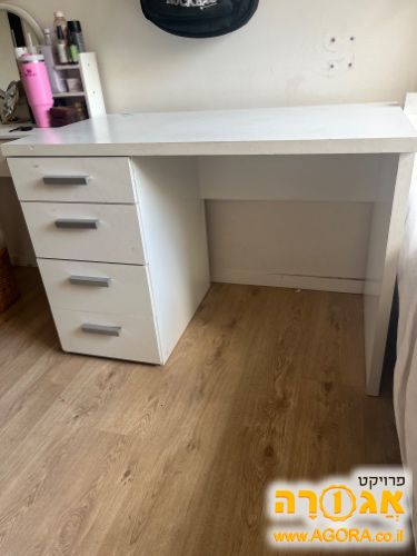 שולחן כתיבה עם מגירות