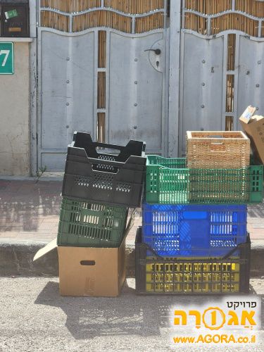 מספר ארגזי פלסטיק ברחוב