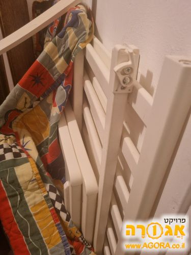 מיטת תינוק מעץ עם מזרון