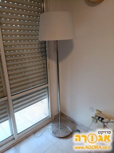 מנורה עומדת