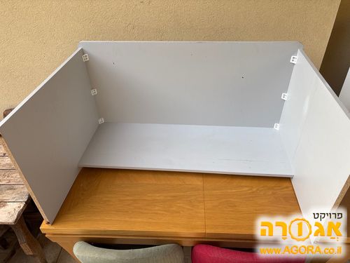 שולחן עבודה באפור בהיר