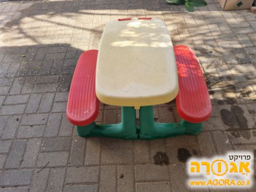שולחן פלסטיק לארבעה קטנטנים