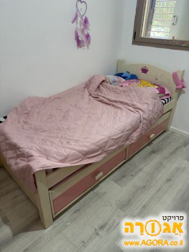 מיטה עם מיטת חבר