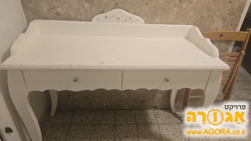 שולחן לבנות