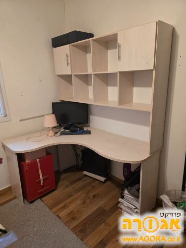 שולחן כתיבה עם ספריית כוורת ומגרות