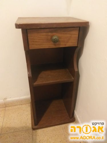 שידה קטנה מעץ