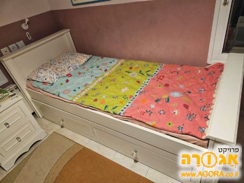 מיטת ילדים ונוער נפתחת מעץ מלא