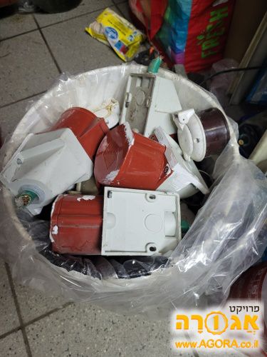 דלי מלא תקעי חשמל לתעשיה