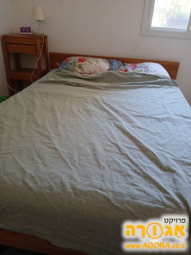 מיטה עם מזרון מצב טוב מאד 160 רוחב 200 א