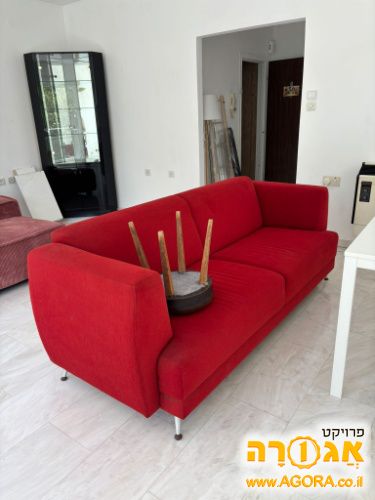 ספת בד אדומה תלת מושבית
