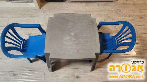 שולחן וכיסאות לילד