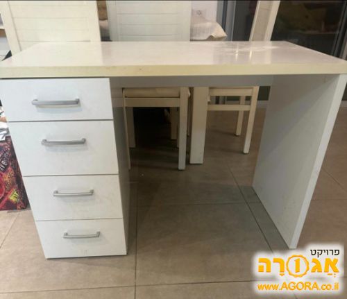 שולחן עם מגרות