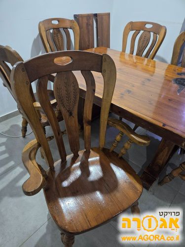 שולחן וכיסאות