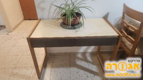 שולחן כתיבה מכתביה