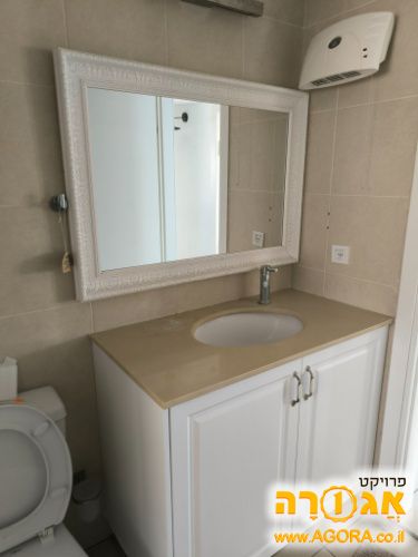 ארון מקלחת עם כיור