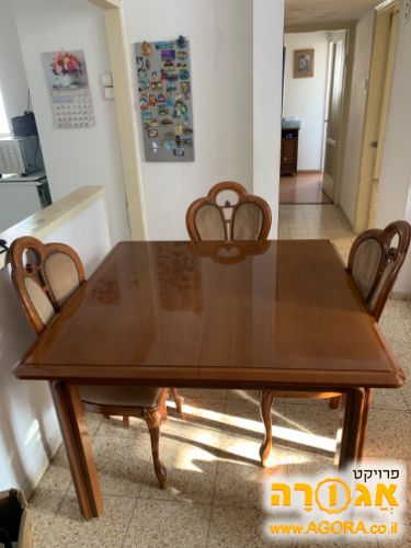 שולחן אוכל וכסאות