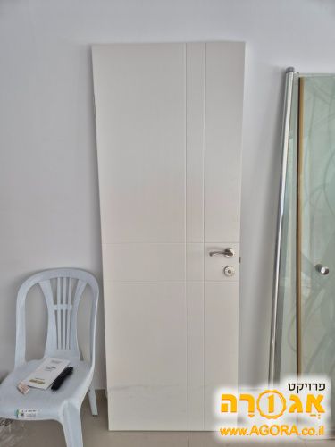 דלת לבנה חדשה