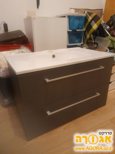 ארון אמבטיה מרחף עם כיור ודלתות מקלחון
