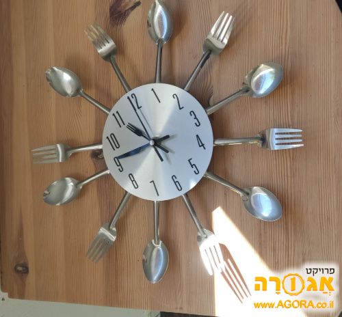 שעון מקושט בכפות ומזלגות