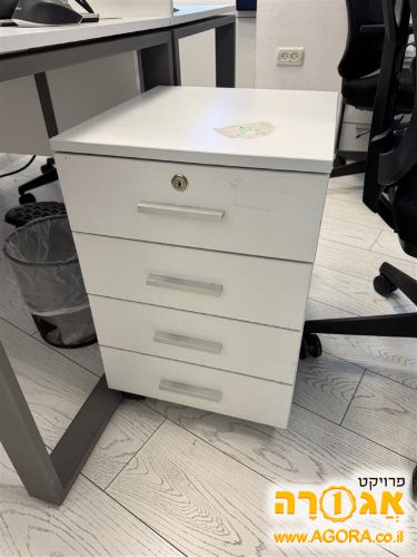 שולחנות משרדיים