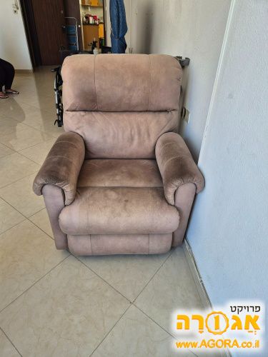 כורסה מתכווננת במצב טוב