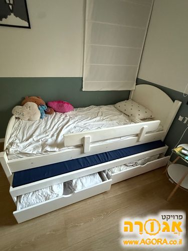 מיטת יחיד מעץ מלא