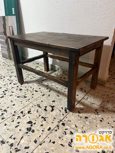 שולחן קפה וינטג' מעט מתנדנד