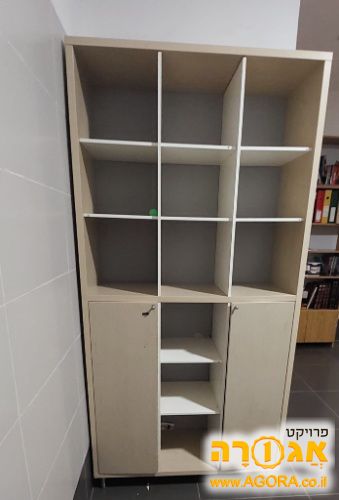 ארון מדפים עם דלתות