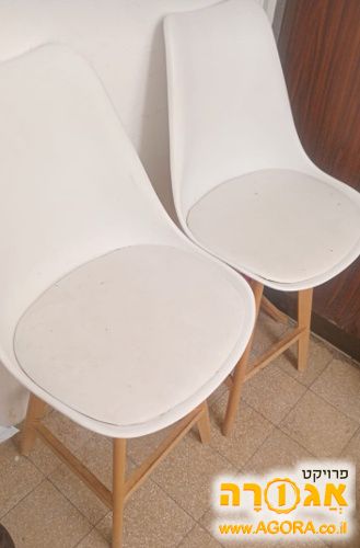 כיסאות עץ