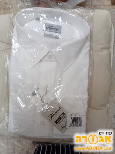 חולצה לבנה פשוטה חדשה באריזה
