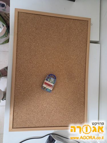 לוח ממו עם סיכות