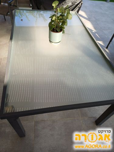 שולחן חצר