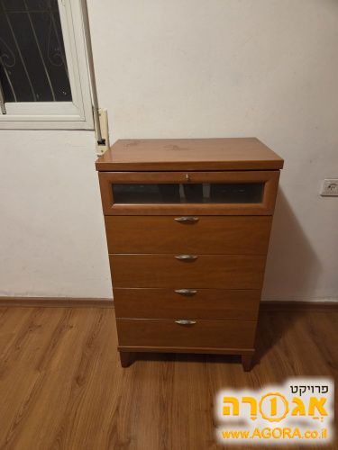 שידה גבוהה עם מגירות