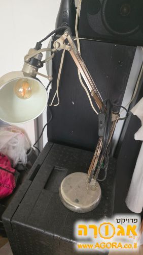 מנורת שולחן עגולה כסופה עם נורה