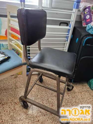 כסא מסיבי עם גלגלים חזקים