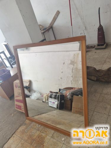 מראה במסגרת עץ