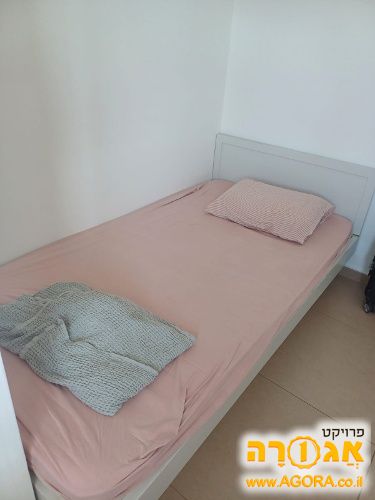 מיטת יחיד לבנה