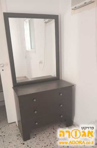 שידת מגירות עם מראה