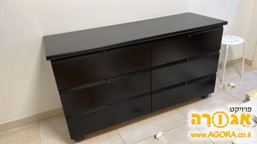שידה שחורה