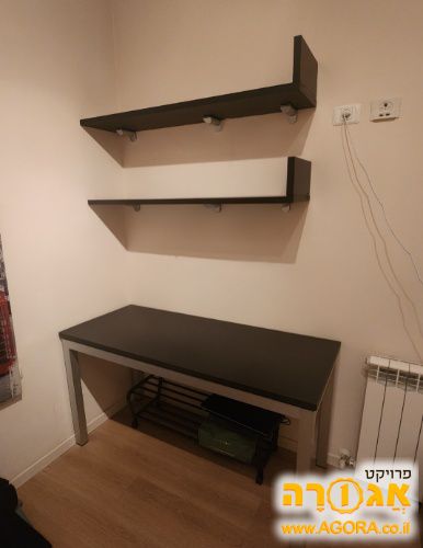 שולחן ומדפים