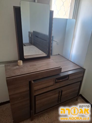 שידה וארונית