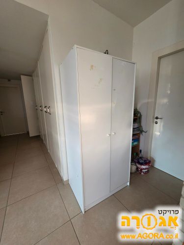 ארון בגדים קטן