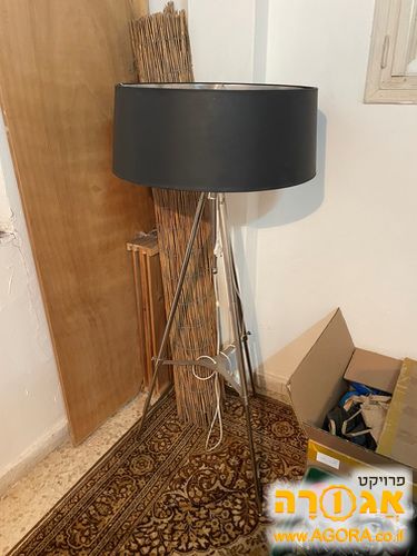 מנורה עומדת