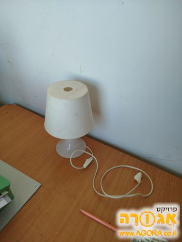 מנורת שולחן עם מתג