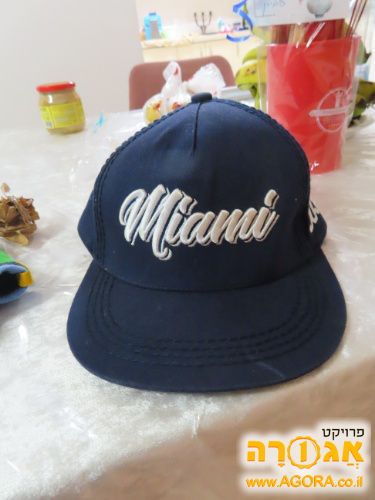 כובע כחול שכתוב עליו miami