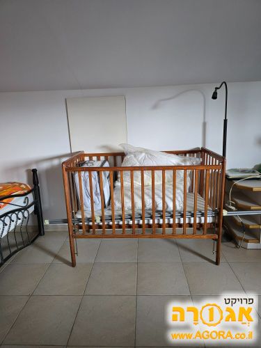מיטת תינוק מעץ