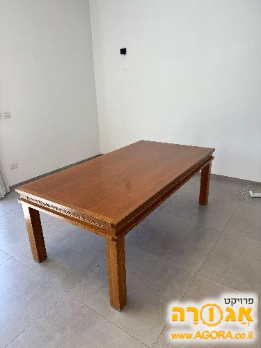 שולחן אוכל מעץ