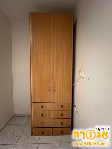 ארון צר