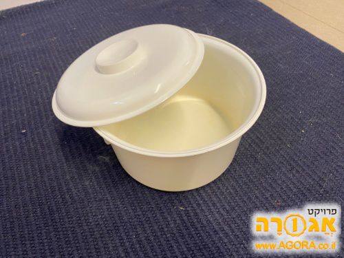 קערת פלסטיק עם מכסה
